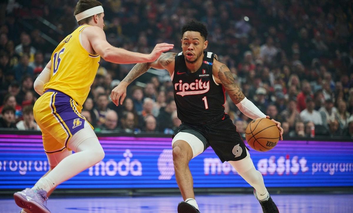 关于人主场失利，爵士客场惊险击败开拓者的信息