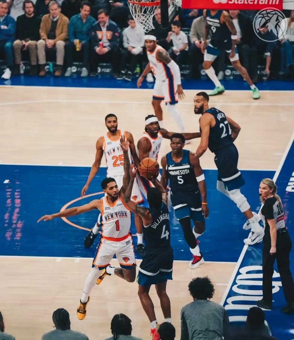 关于独行侠主场大胜森林狼，唐斯砍下三双的信息