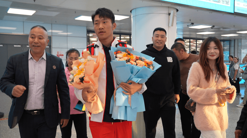 拳击决赛激烈角逐，胜者加冕