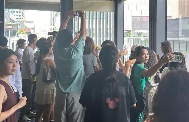 柬埔寨篮球联赛总决赛场面火爆