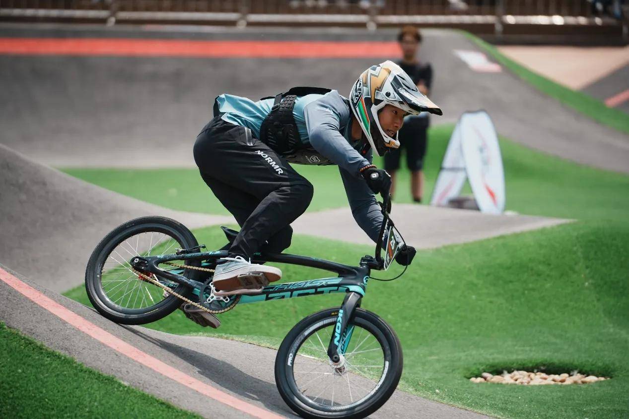 瑞士队在自行车比赛中表现出色