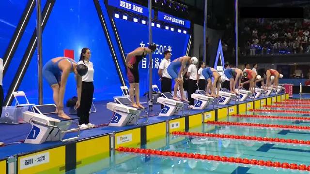 德国游泳选手力挺冠军，破纪录获奖