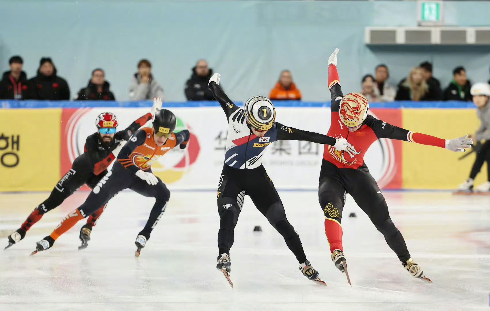 短道速滑队团队配合完美，再获金牌