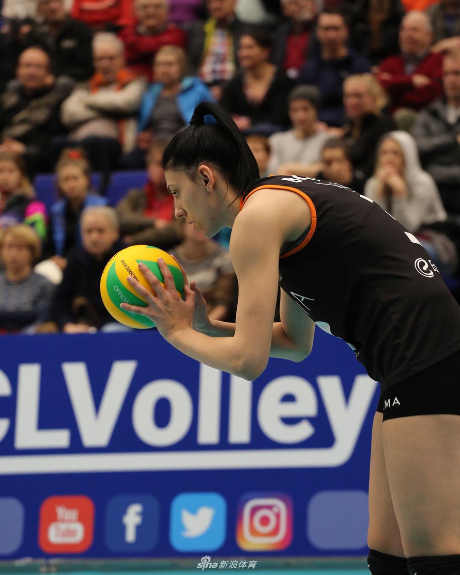 芬兰女排运动员集体庆祝晋级决赛