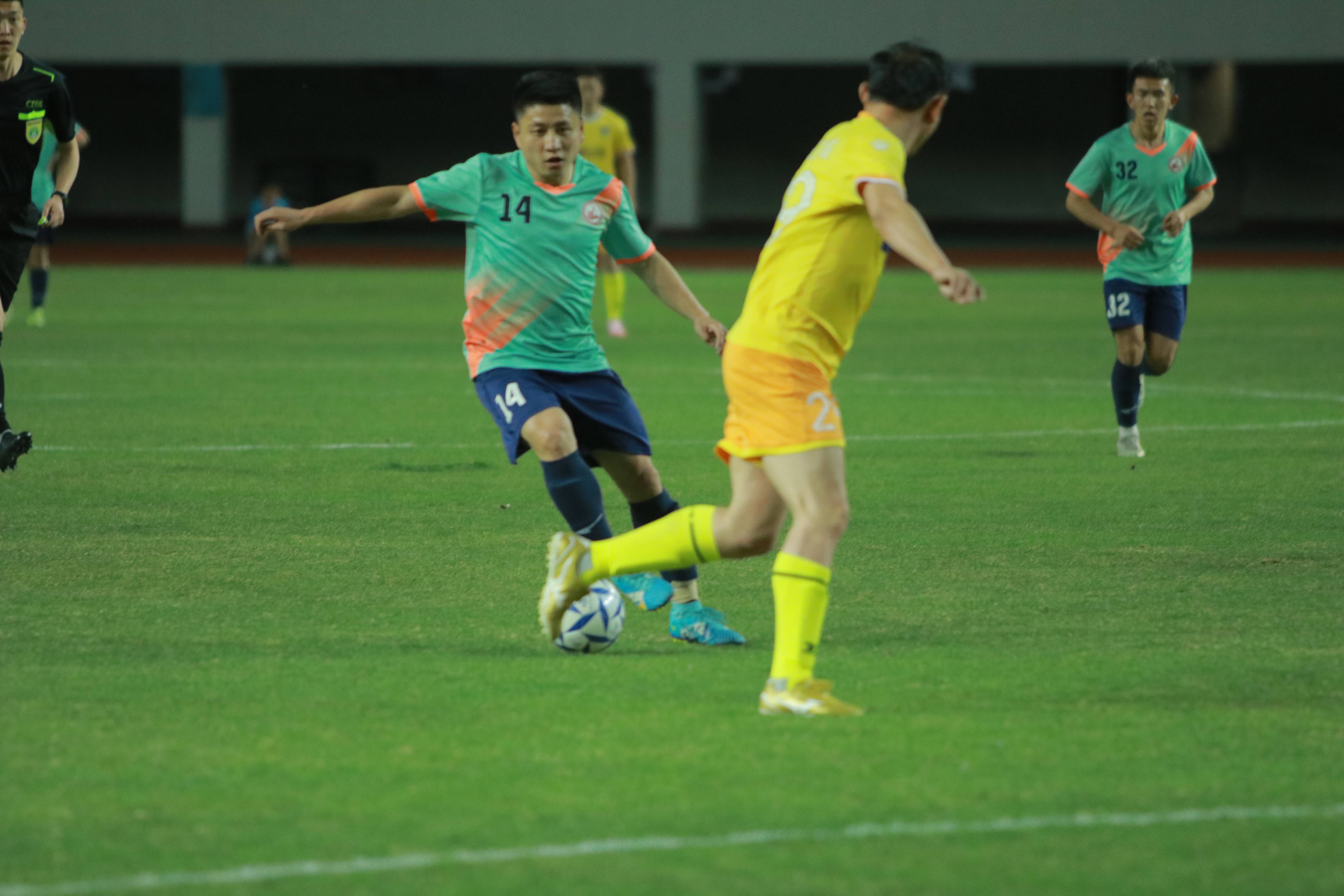 DB彩票-激烈对决！中国足球职业联赛争夺战展开