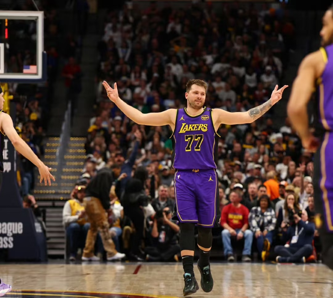 湖人惨败于掘金，戴维斯伤愈重返场地的简单介绍