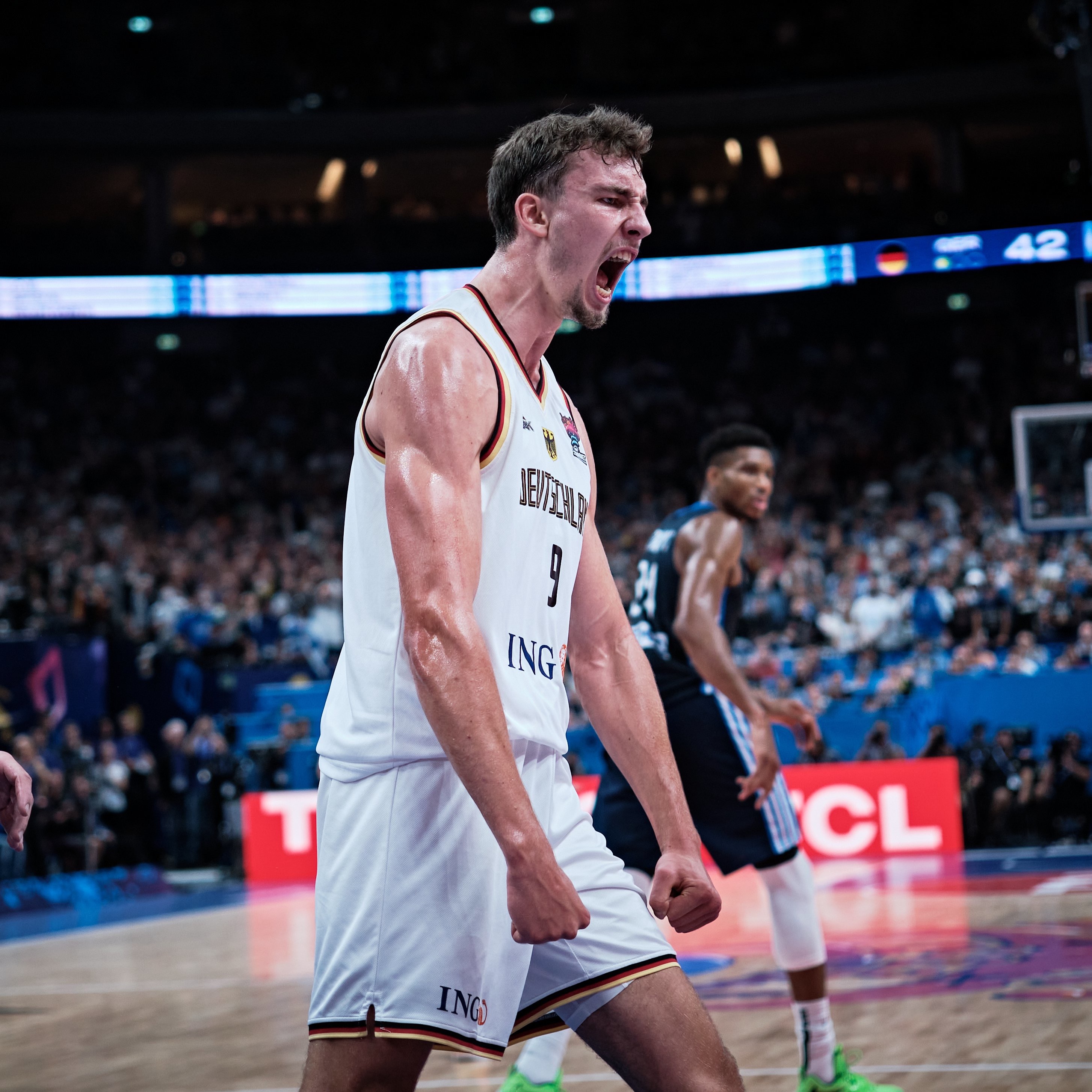 瓦朗谢纳队在比赛中表现出色，提升排名