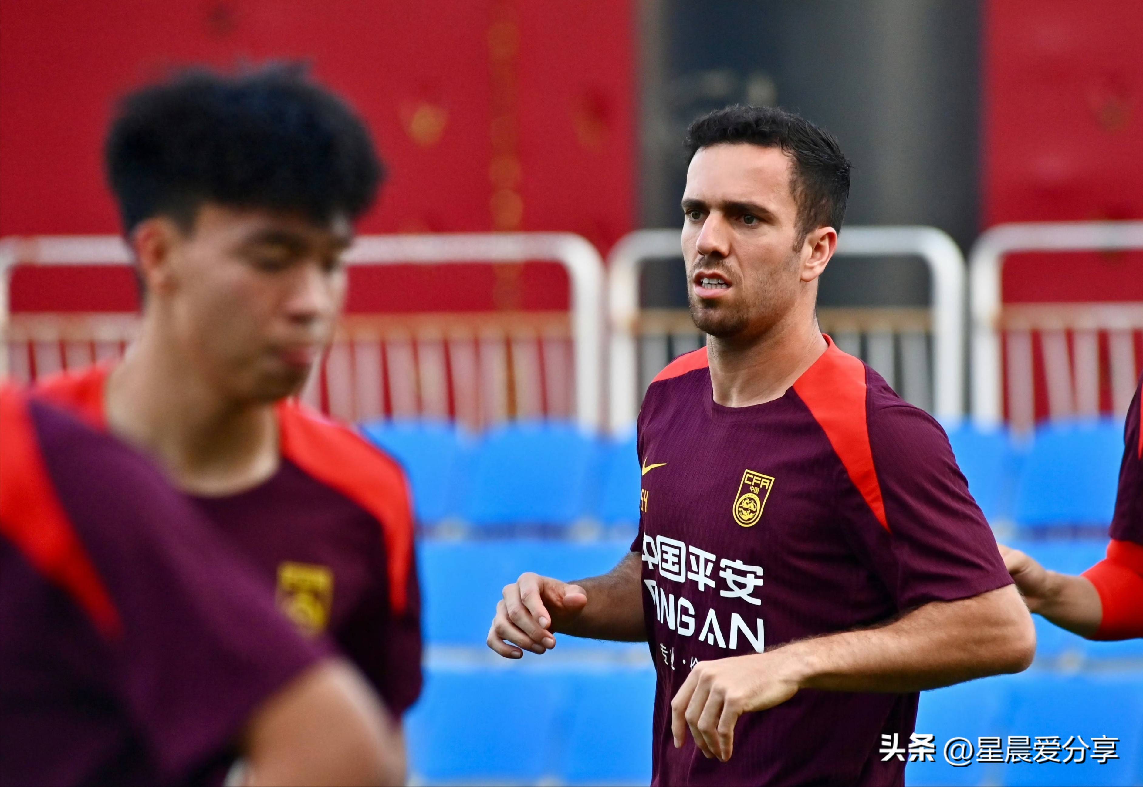 包含世界杯资格赛打响亚洲球队崭露头角的词条