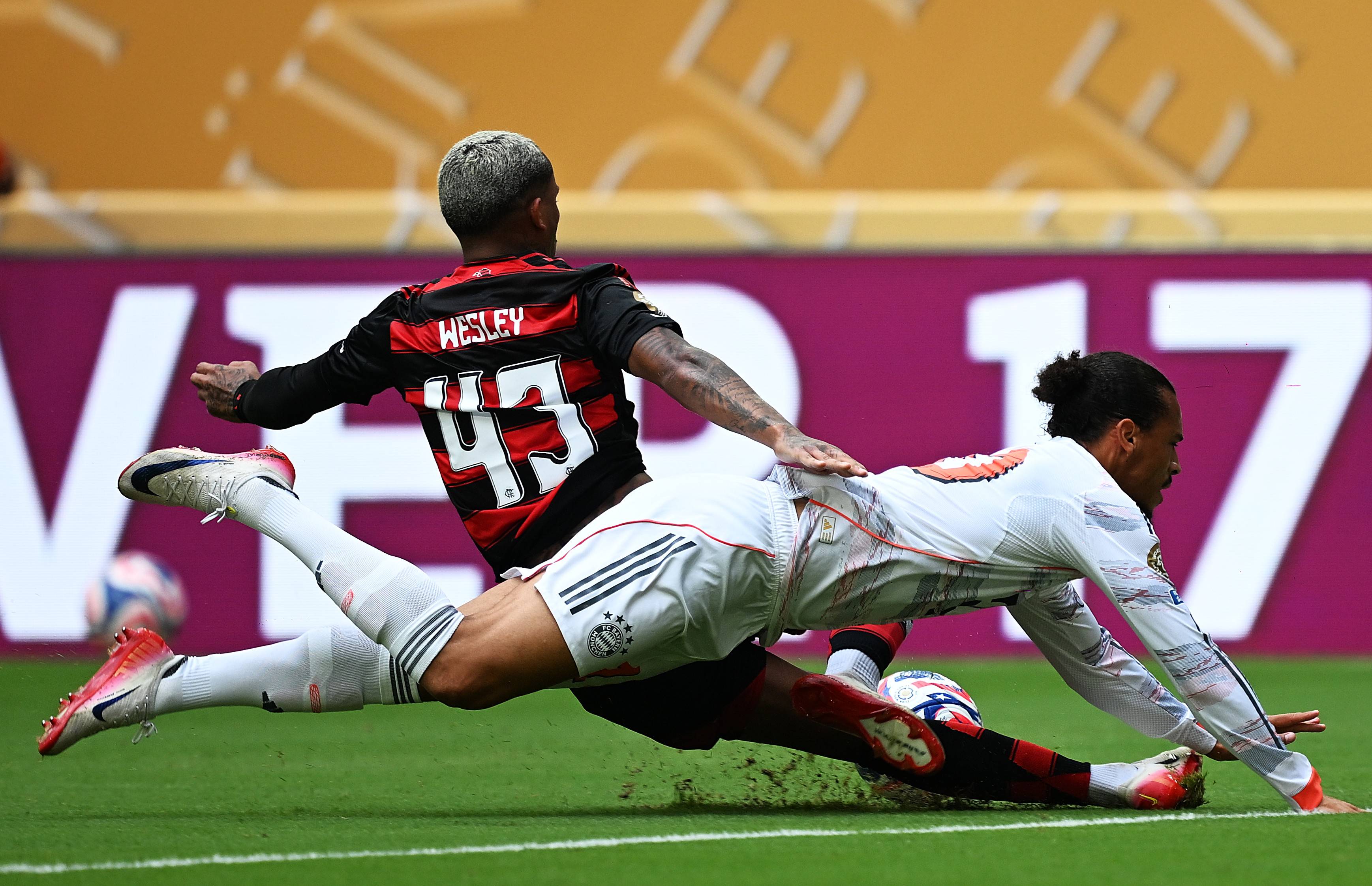 拜仁慕尼黑队在足球比赛中夺得胜利 拜仁慕尼黑队在足球比赛中夺得胜利