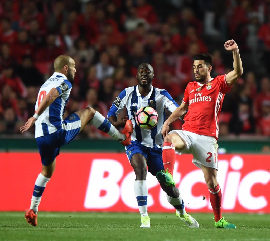 包含波尔多队在场上尽展风采，力争胜利的词条