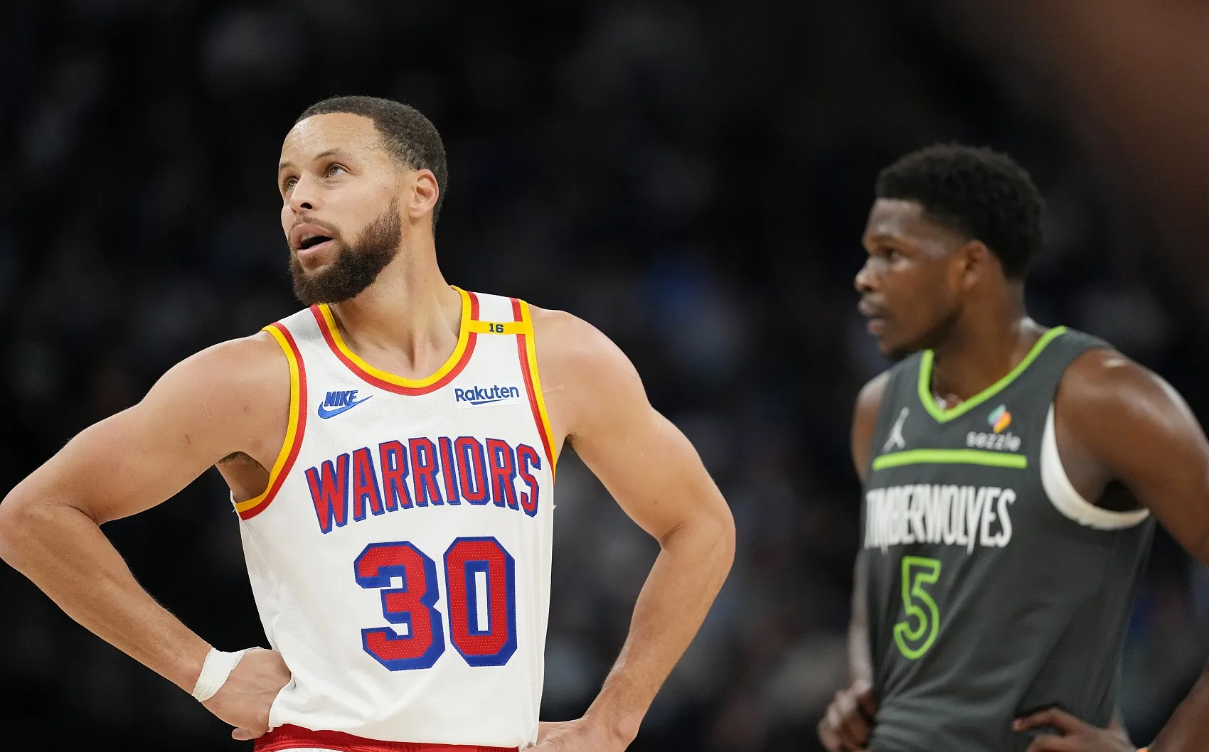 球队意外地击败了强敌，引起轰动