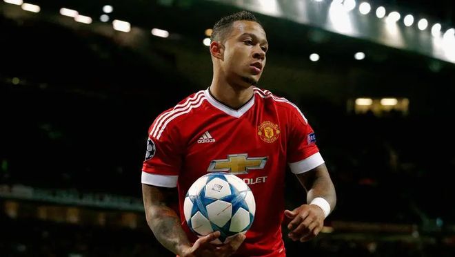 -切尔西官方宣布签下里昂前锋德佩的简单介绍