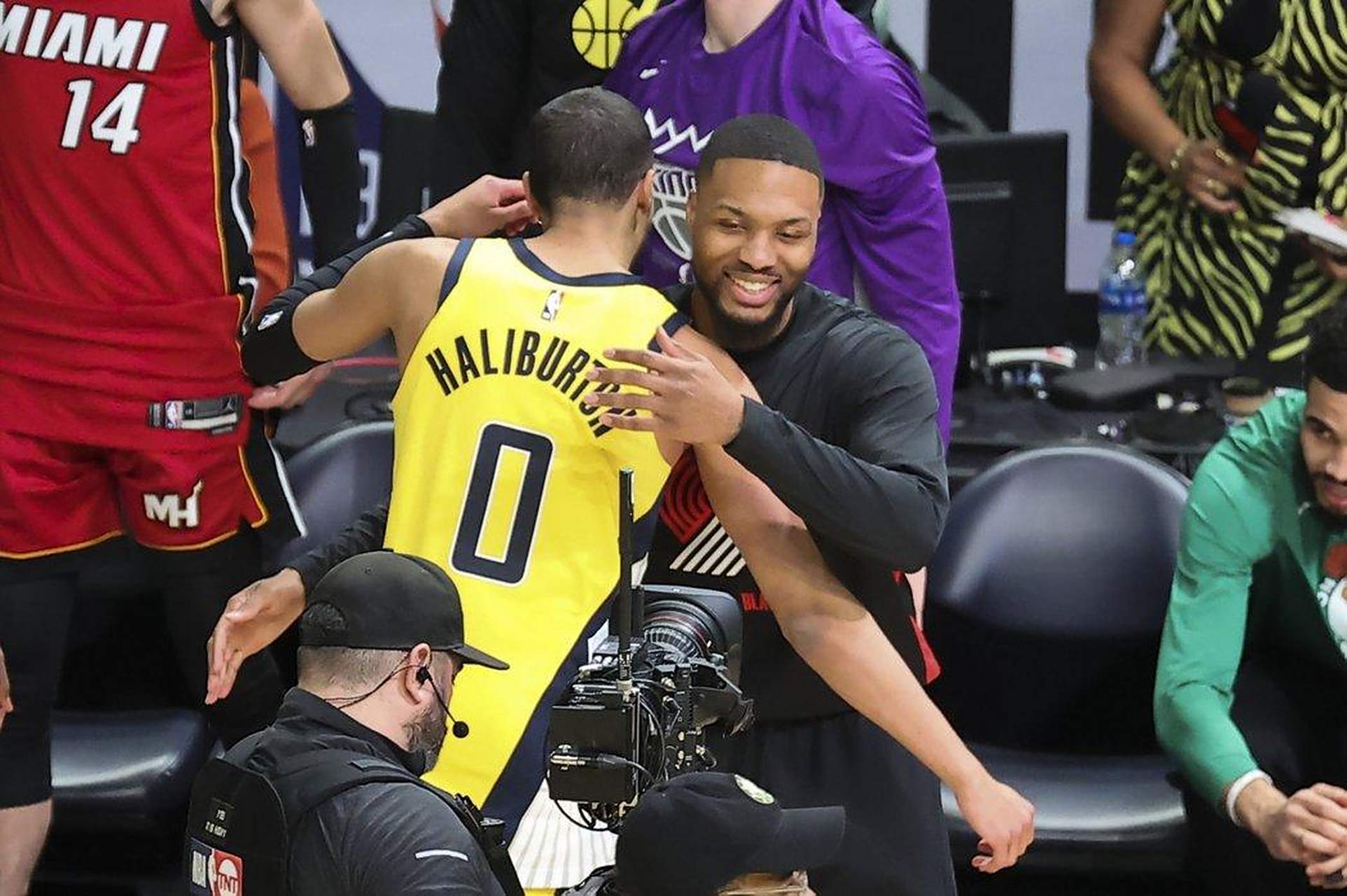 开拓者力克热火，利拉德压哨绝杀